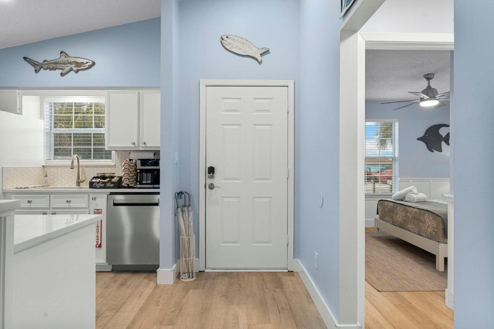 Book Now! Walk To - Large Private Yard - Fire Pit - Dog Friendly * Panama City Beach