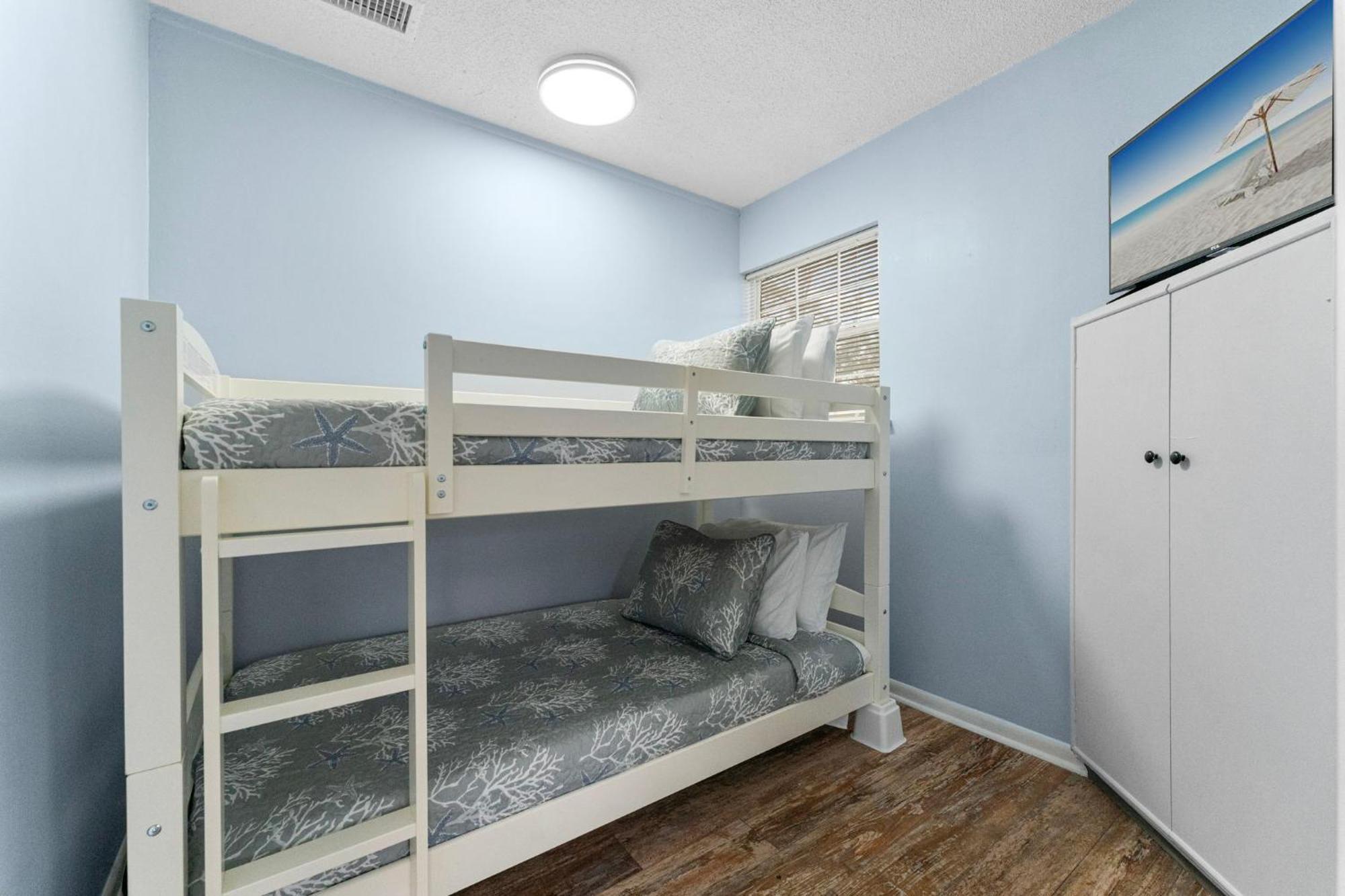 Book Now! Walk To - Large Private Yard - Fire Pit - Dog Friendly *